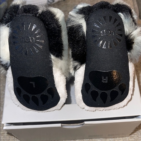 UGG Black and White Panda Baby Booties - Picture 3 of 4